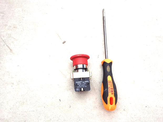 啟停按鈕開關1個，螺絲刀1個