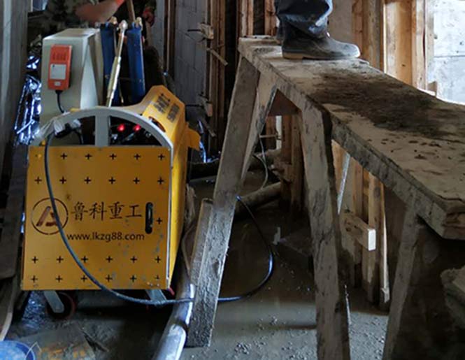 10月5日小型混凝土輸送泵合作宏亞建設(shè)協(xié)眾雅居14#樓及地下車庫(kù)項(xiàng)目